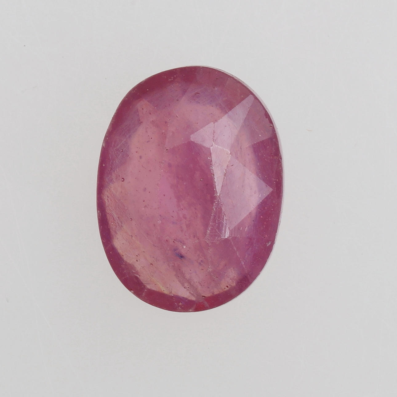 RUBÍ, rojo violáceo, 5,90 ct.