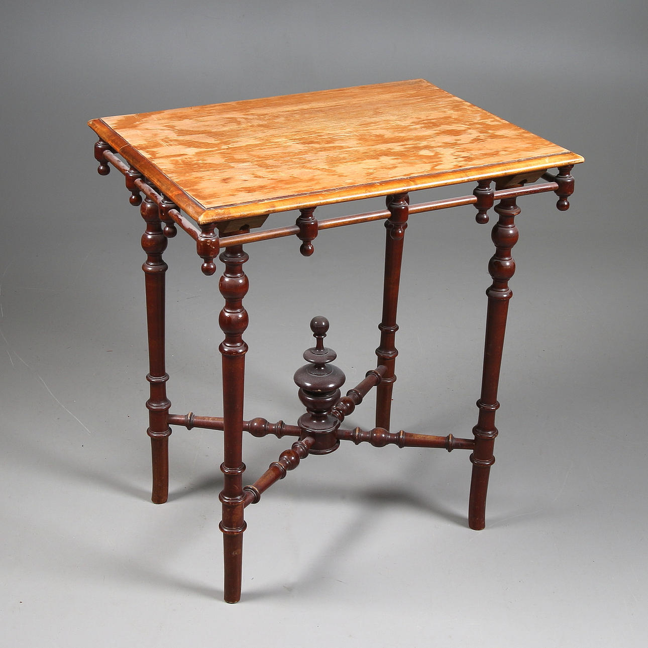 SIDOBORD, nyrenässansstil. 1900-tal.