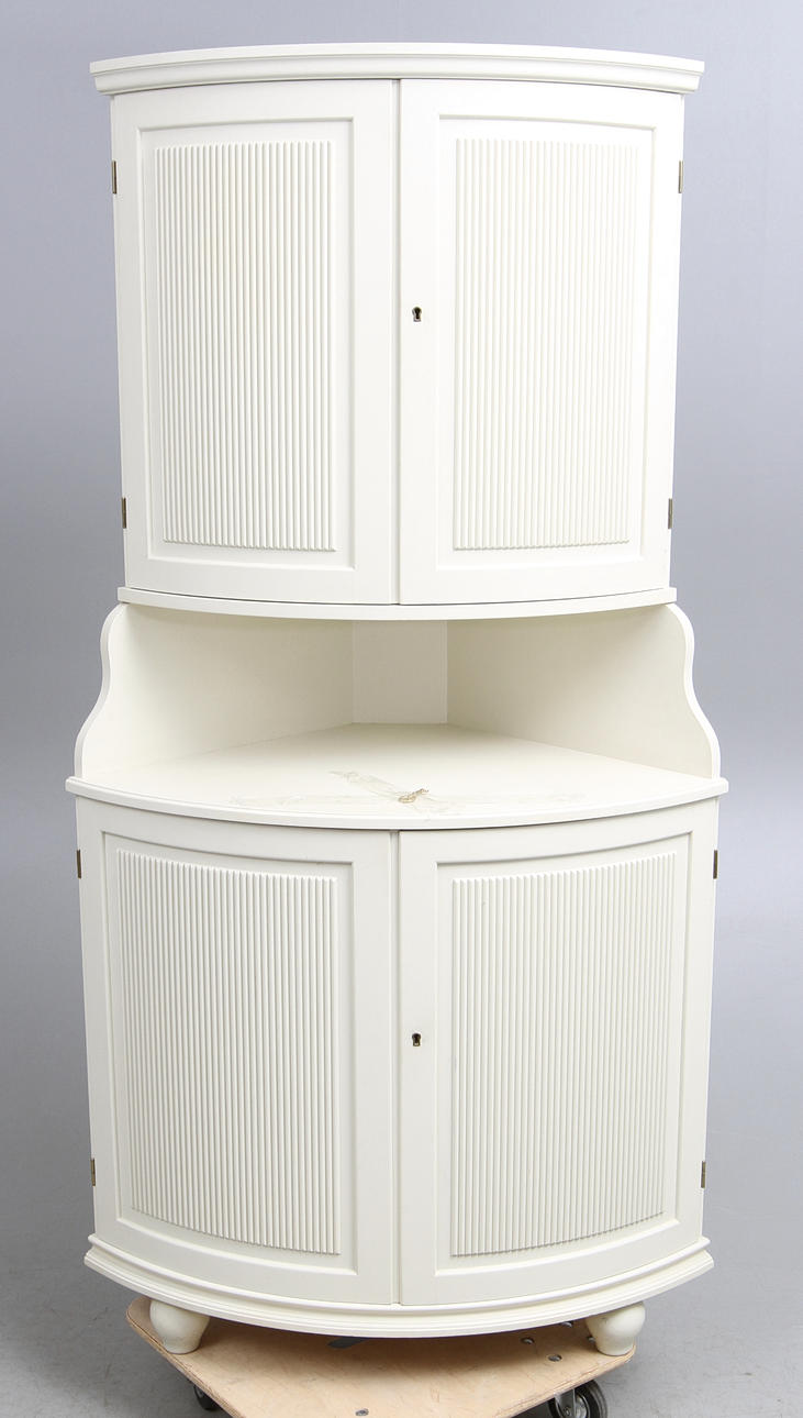 HÖRNSKÅP, 1900-talets andra hälft.