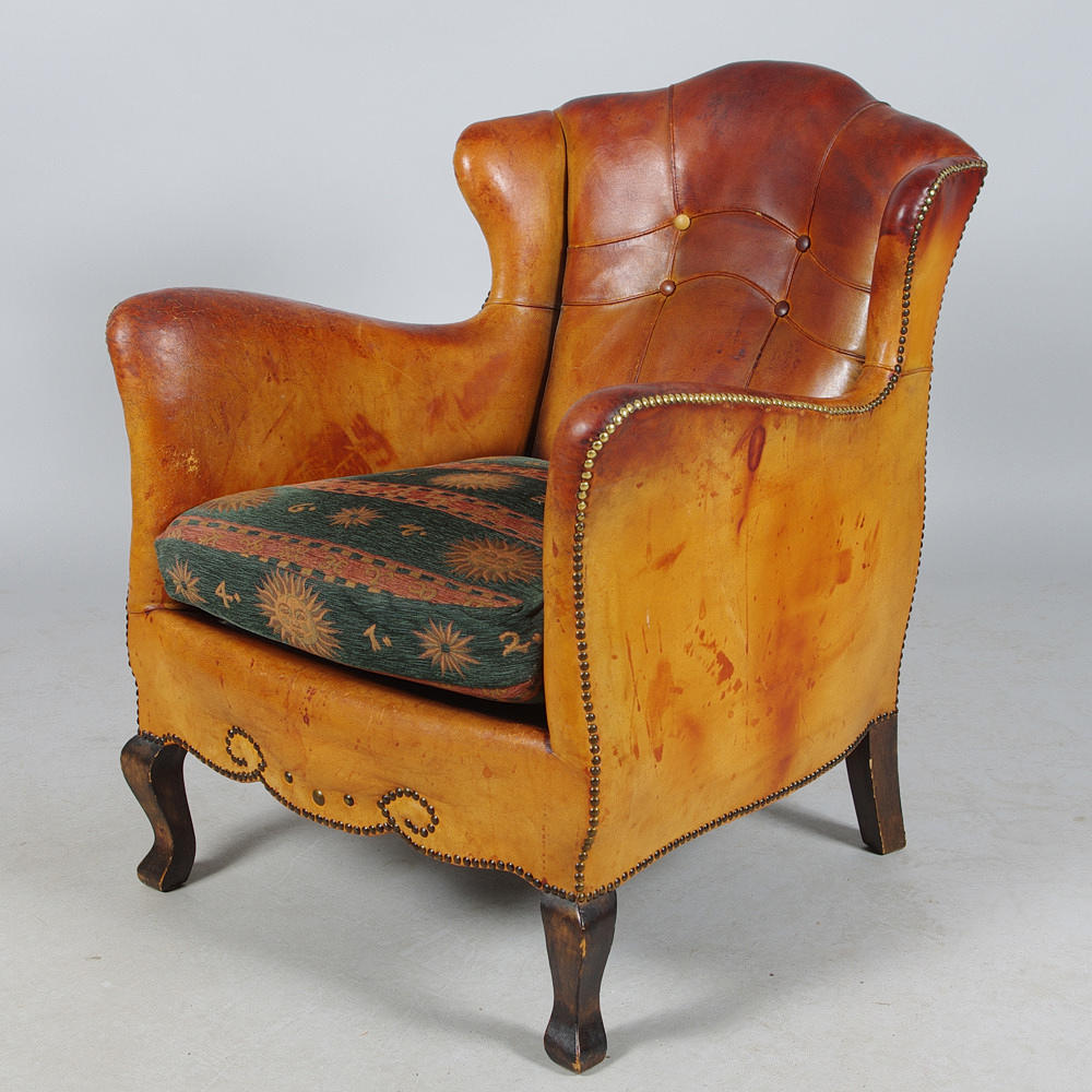 CLUBFÅTÖLJ, brunt skinn, tidigt 1900-tal.