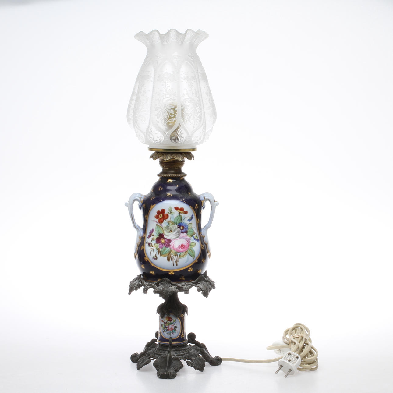 BORDSLAMPA, porslin och metall, omkring 1900.