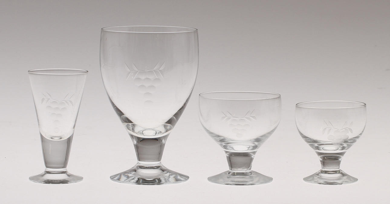 GLASSERVIS, 47 delar, glas, med dekor av druvklase.