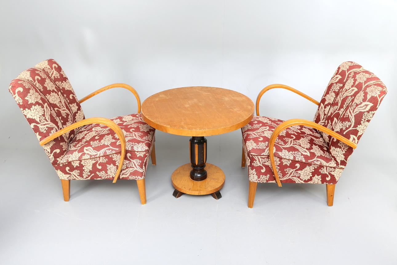 FÅTÖLJER, samt pelarbord. 1940-tal.