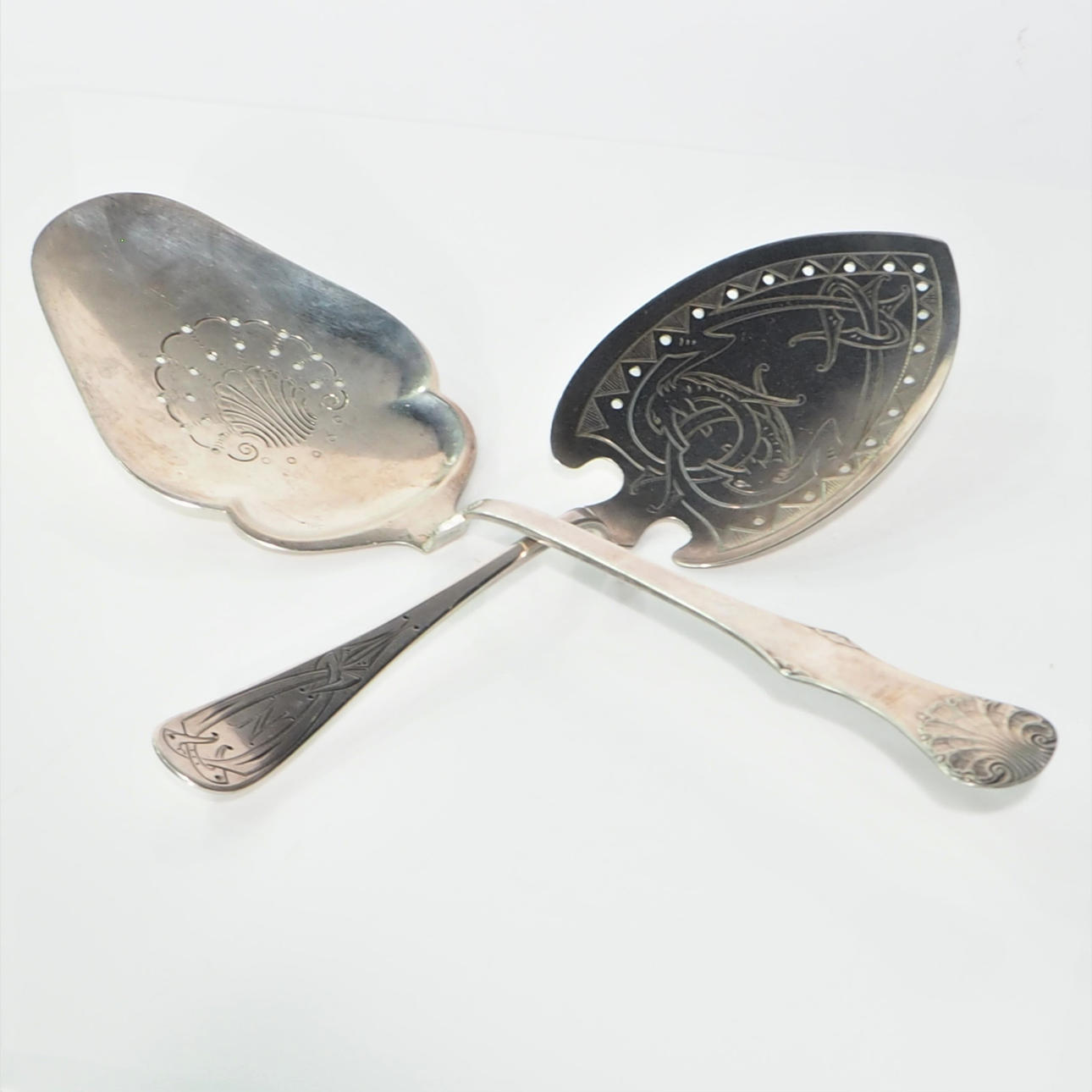 FISKELEVER, 2 stk, sølv.