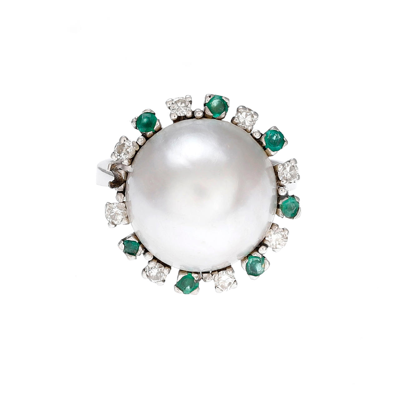 Mabe pärlring med diamanter och smaragder.