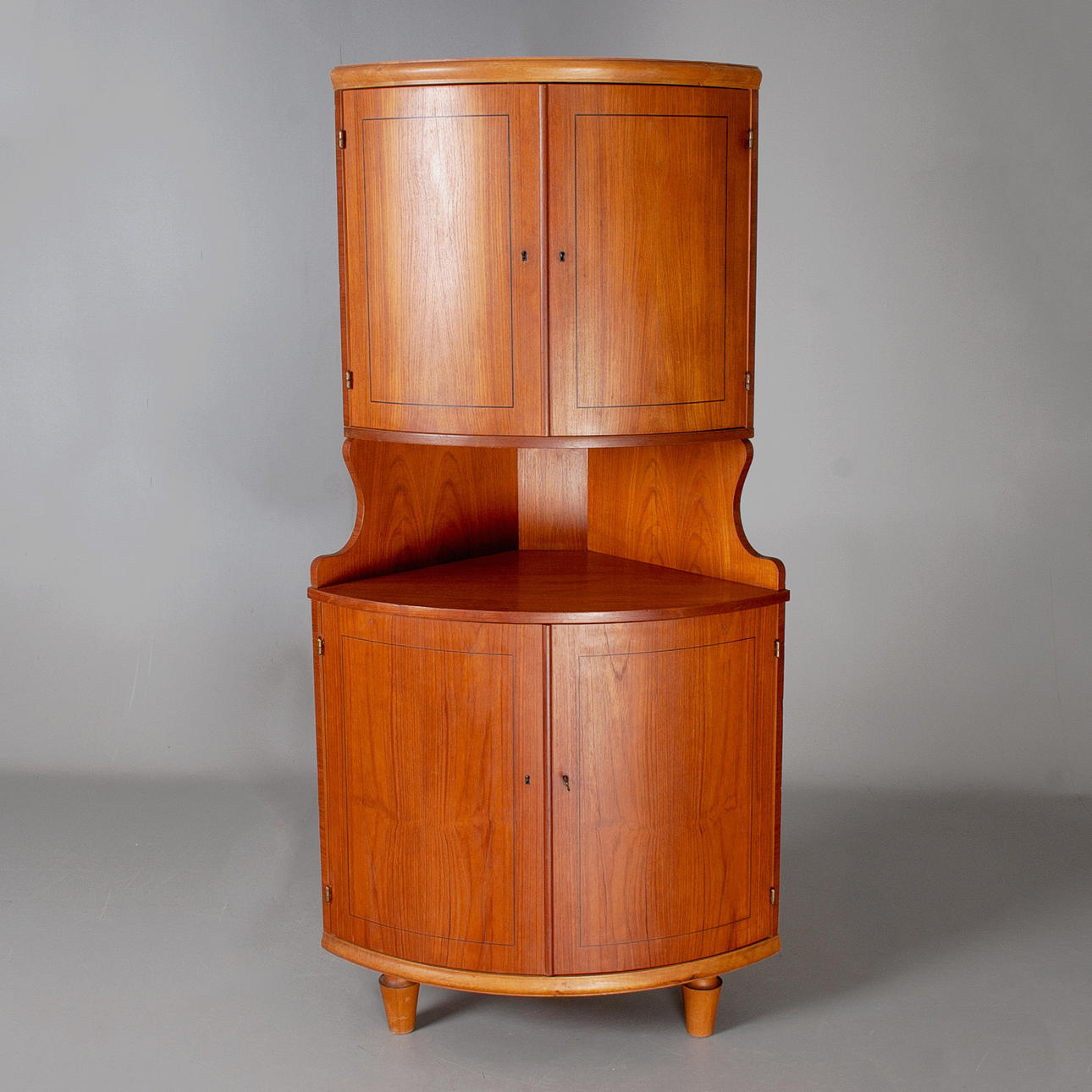 HÖRNSKÅP. Teak.