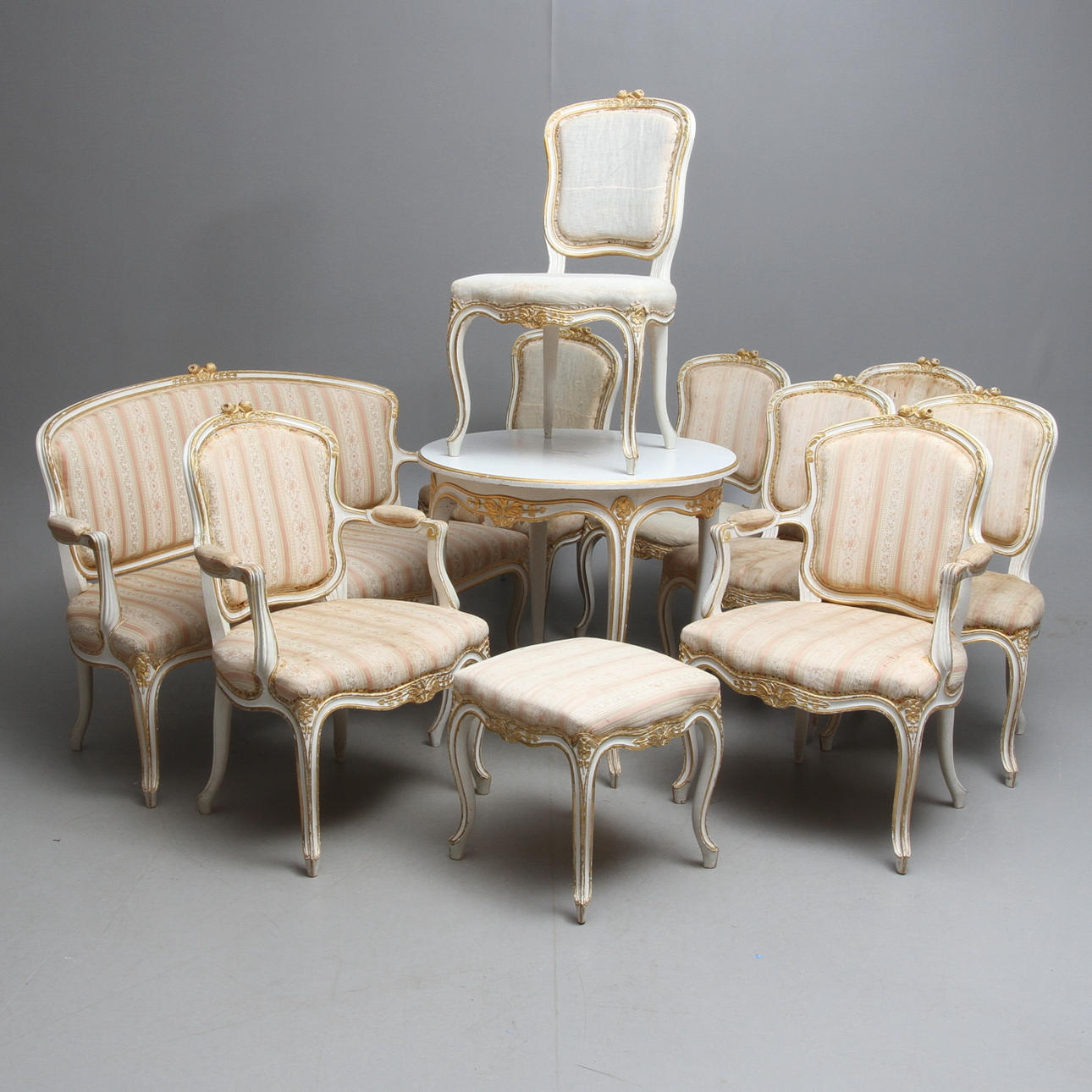 SALONGSGRUPP, 11 delar, LJ Larsson Snickeriaffär Mariefred, rokokostil, 1900-tal.