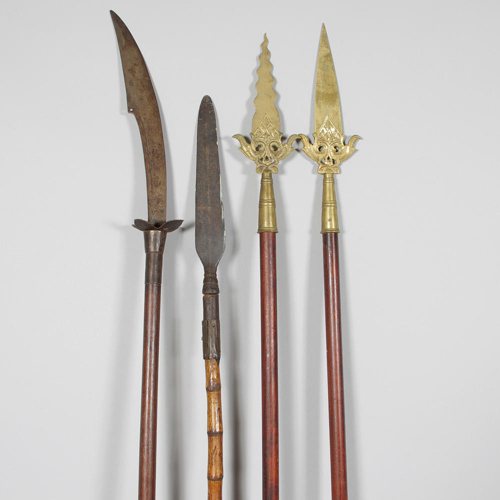 STÖTVAPEN, 4 stycken, smide/mässing/trä, 1800/1900-tal.