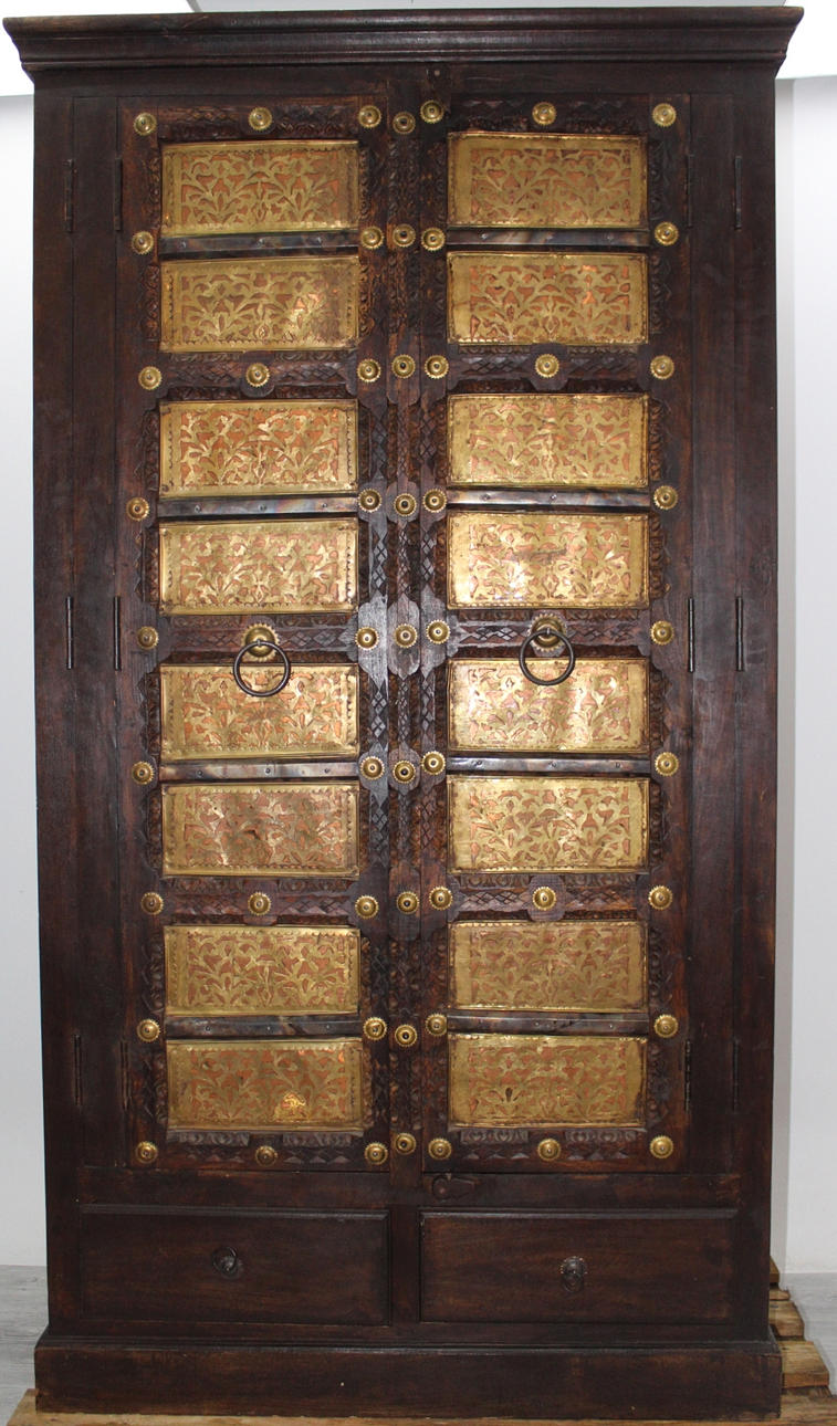 SKÅP dörrar utsnidade i mässing och koppar.