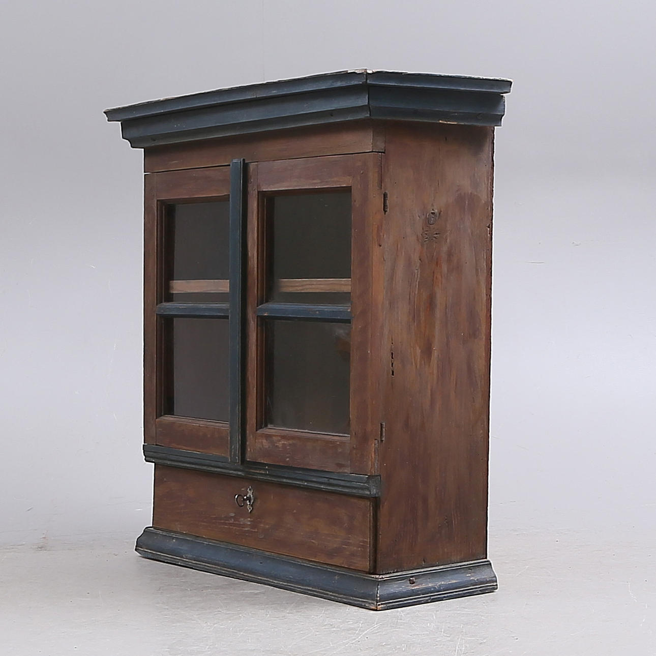 VÄGGVITRINSKÅP, med originalmålning, ca1850.