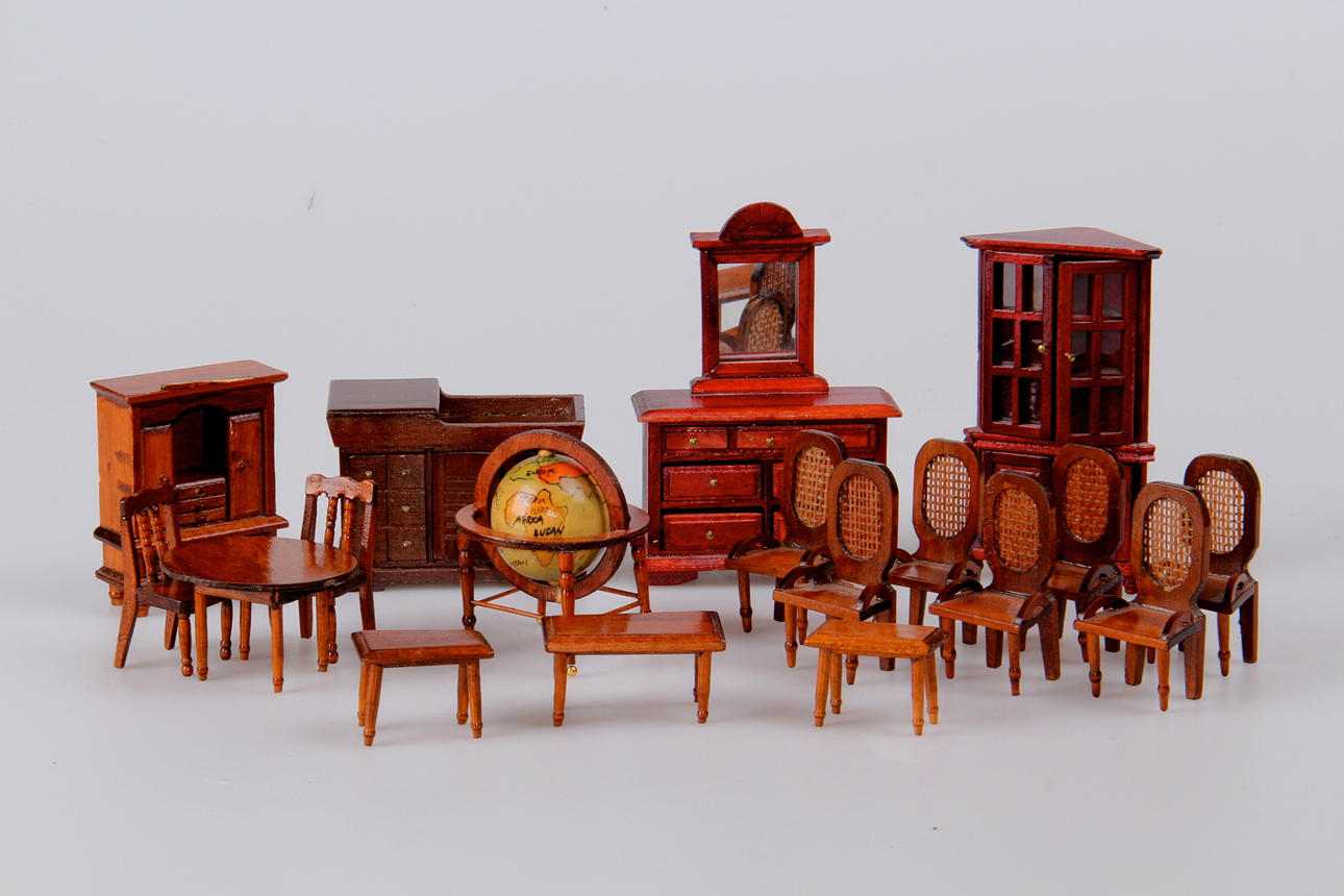 DOCKSKÅPSMÖBLER, 17 delar, delvis engelsk stil, 1900-tal.