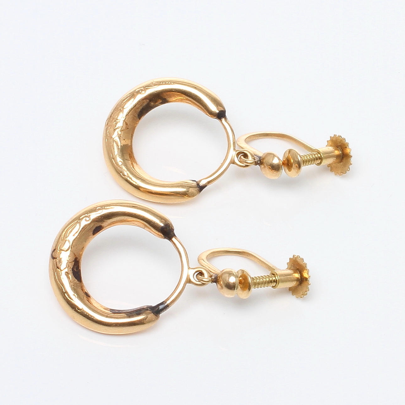 ÖRHÄNGEN med skruv, 1 par, 18k guld, otydlig mästarstämpel, Falköping, 1956.