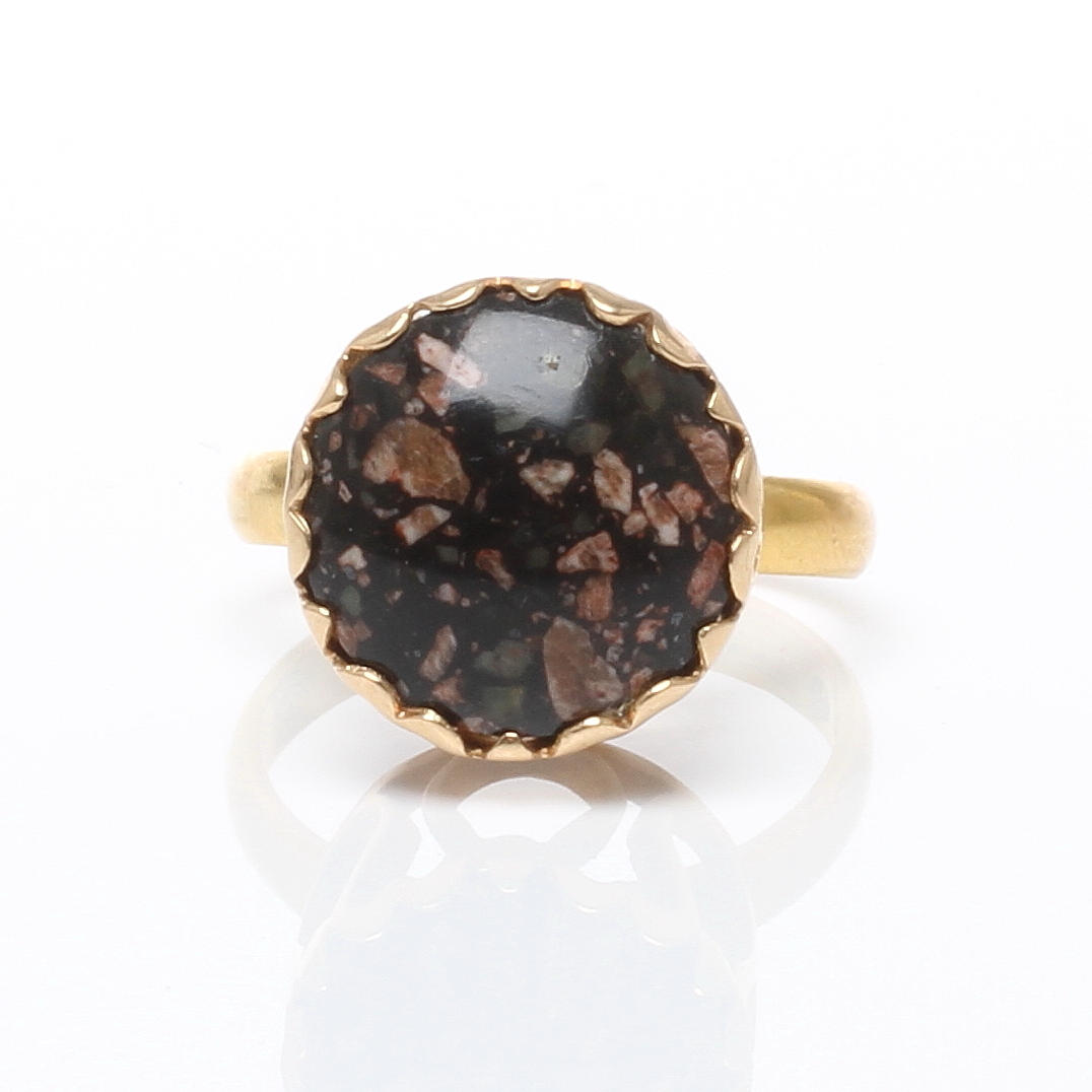 RING 18k/23k guld med porfyr, otydliga stämplad, 1900-talets första hälft.