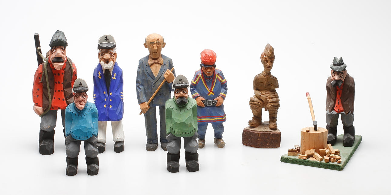 TRÄSKULPTURER, 8 st, 1900-tal.