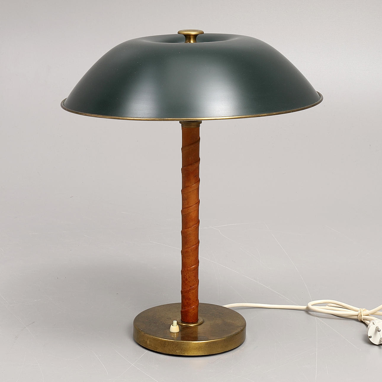 PÖYTÄVALAISIN, Böhlmarks, malli 15624, 1940-luku.