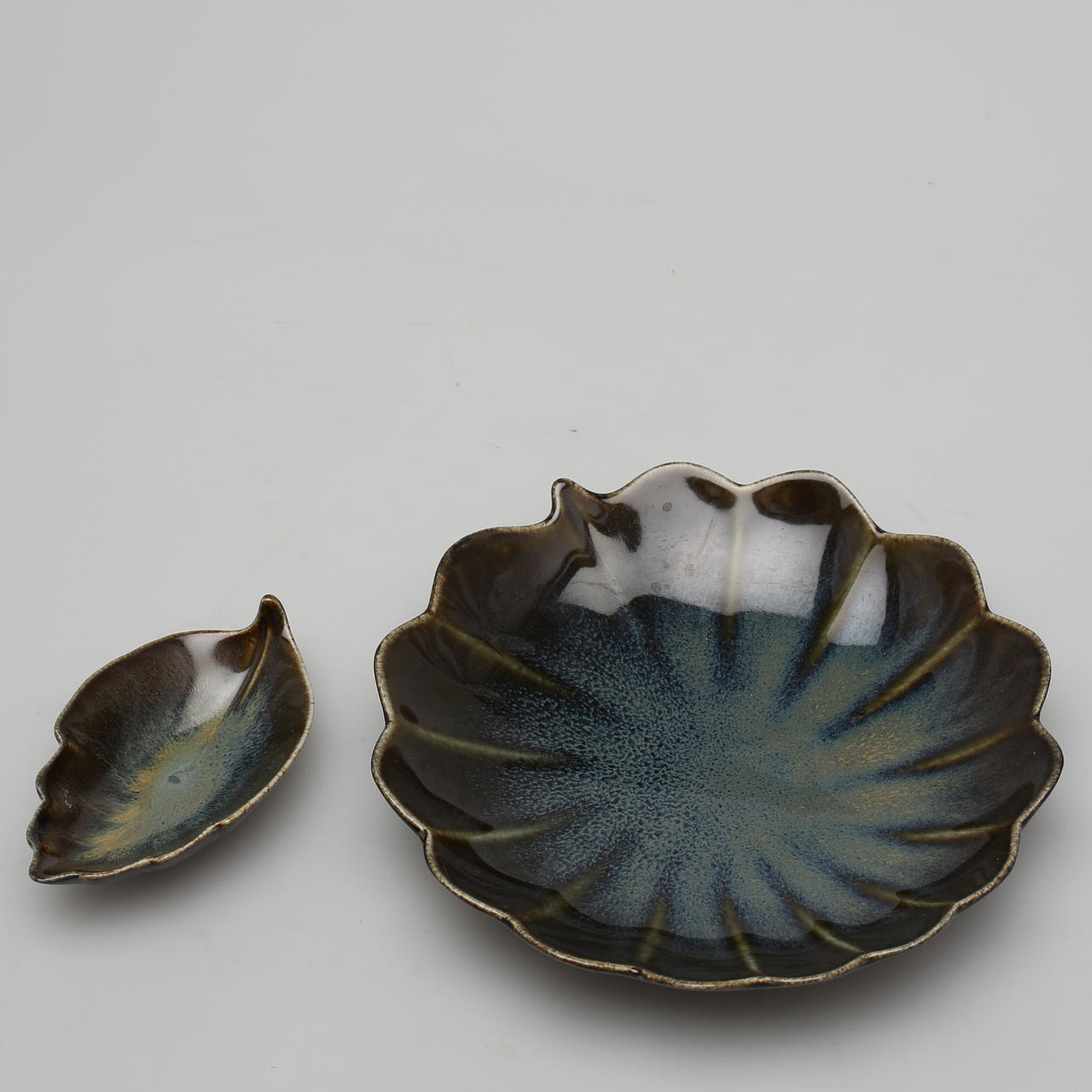 FAT, 2 st. porslin, Gustavsberg, Löva, 1950-tal.