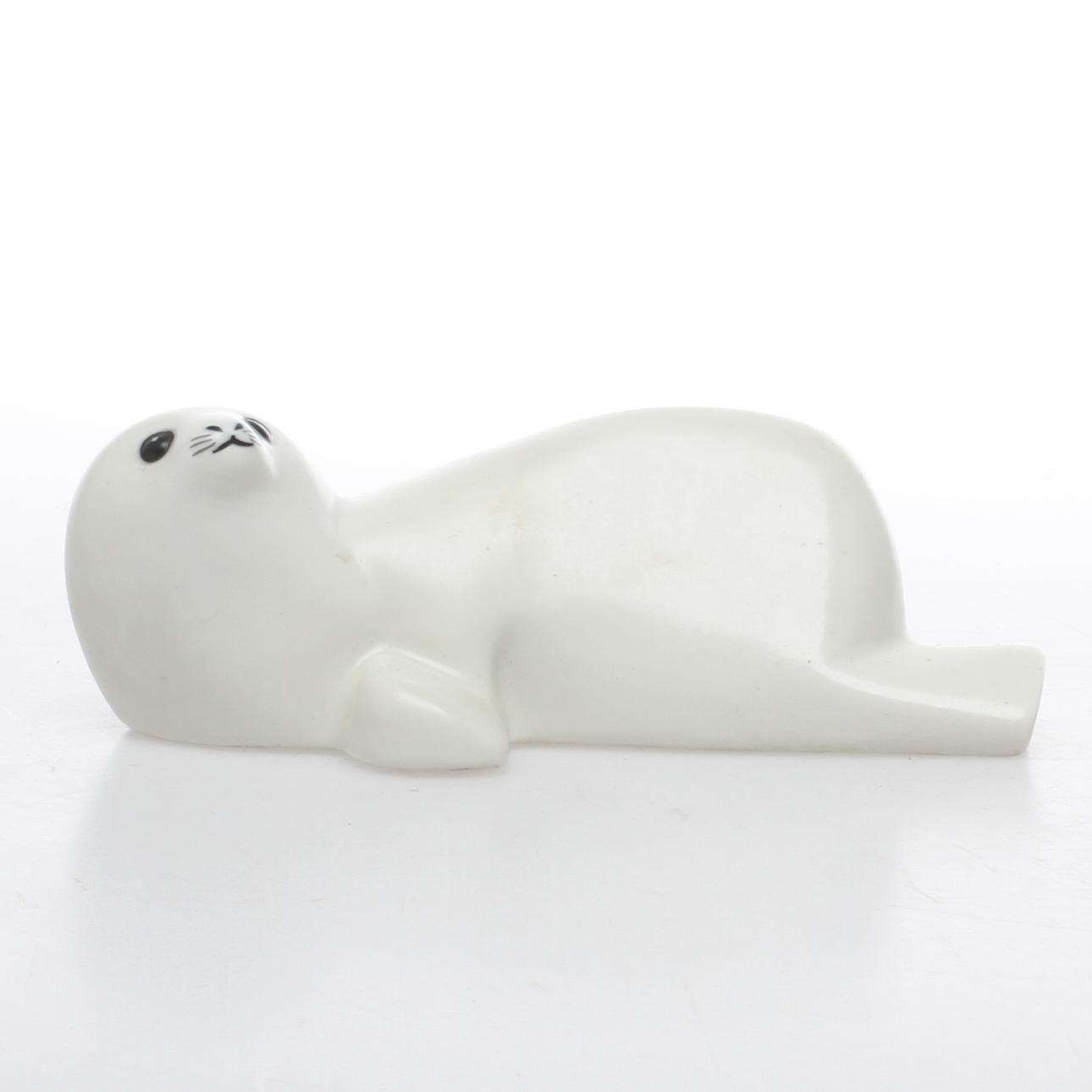 FIGURIN, keramik, Säl, signerad Lillemor samt stämplad WWF, Arabia, Finland.