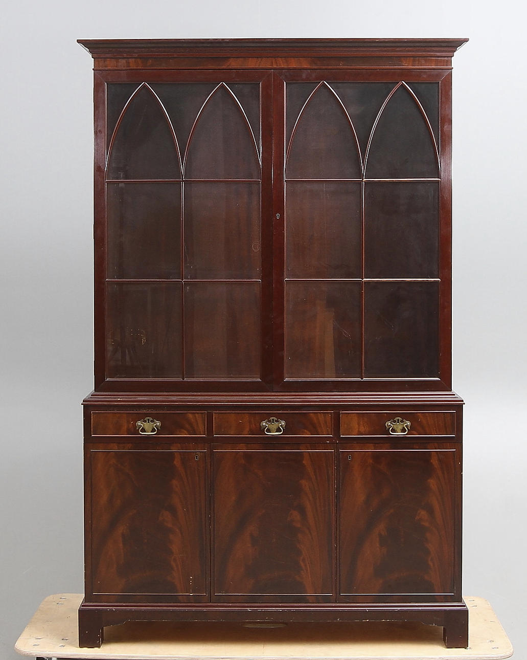 MATSALSSKÅP med vitrindel, engelsk stil, sent 1900-tal.