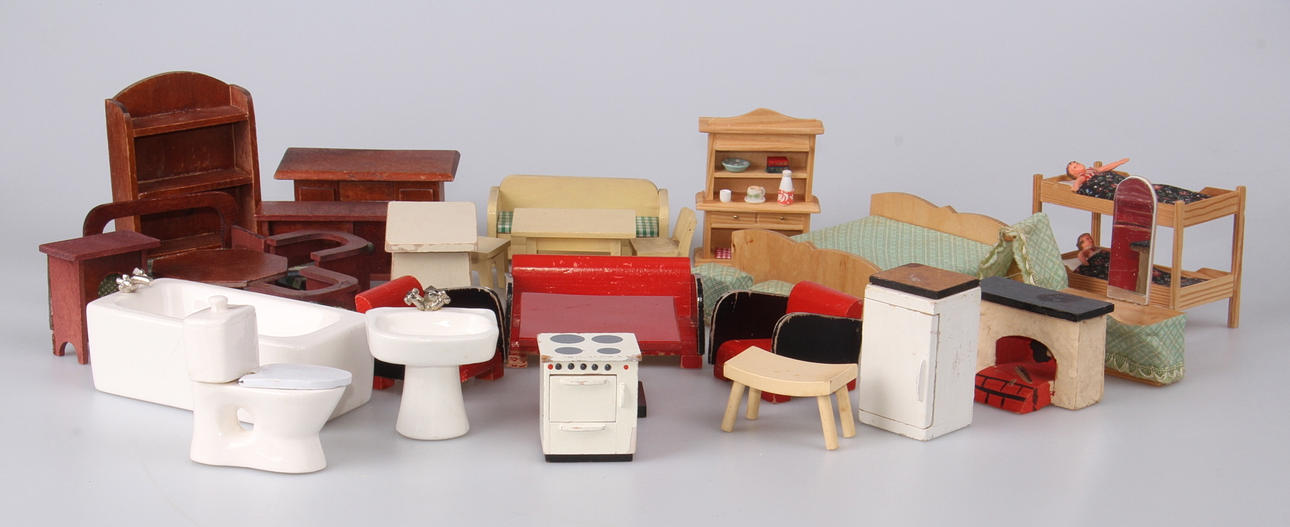 DOCKSKÅPSMÖBLER, 33 delar, 1900-tal.