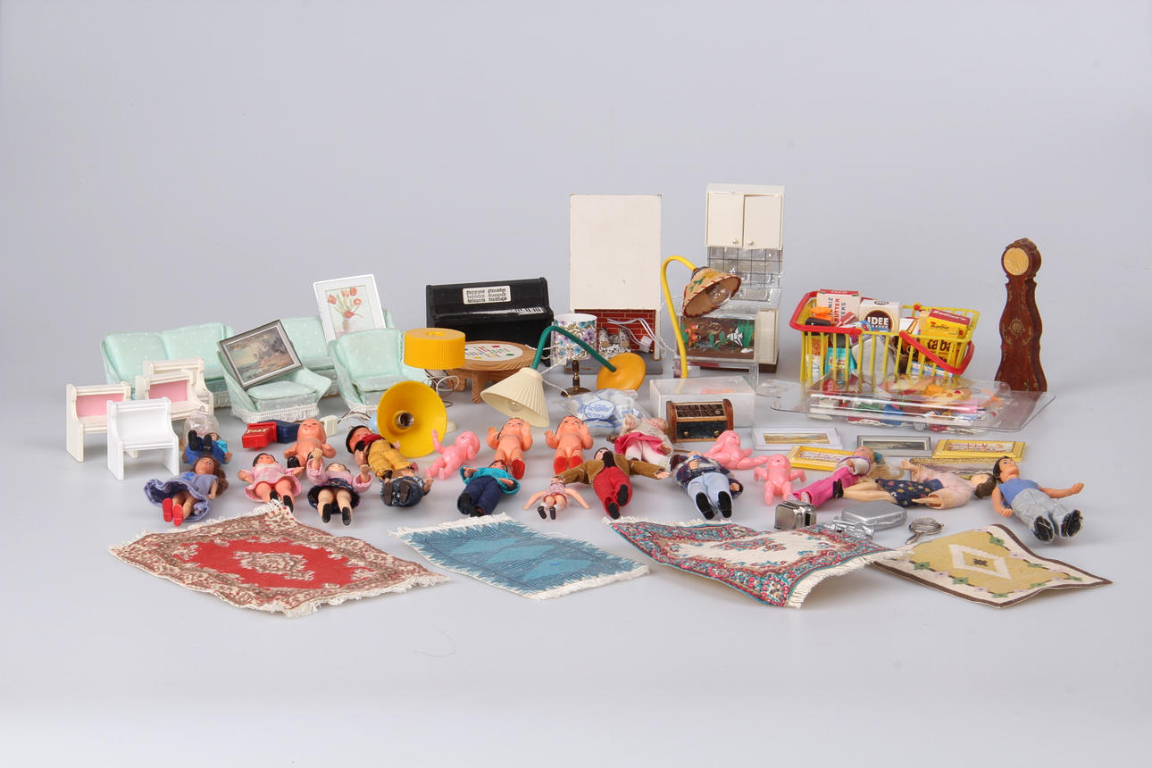 DOCKSKÅPSMÖBLER, samt inredning och dockor, 1800/1900-tal.