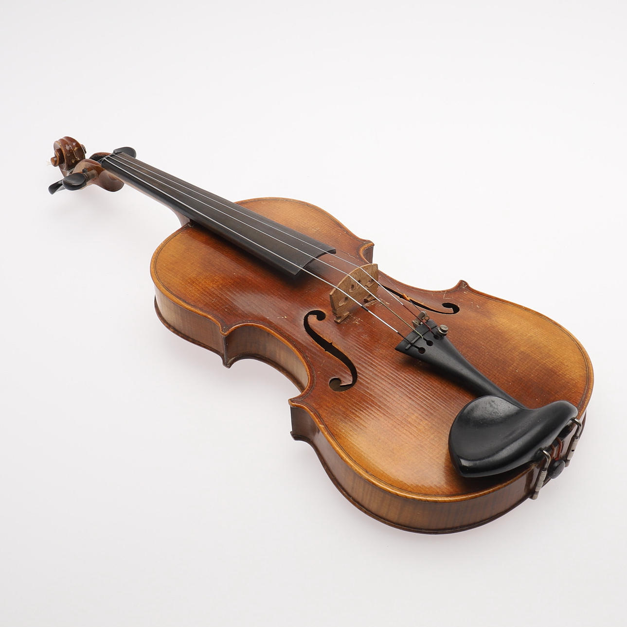 VIOLÍN, con cuerdas en caja.