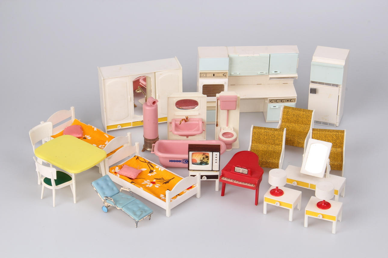 DOCKSKÅPSMÖBLER, 21 delar, 1900-tal.