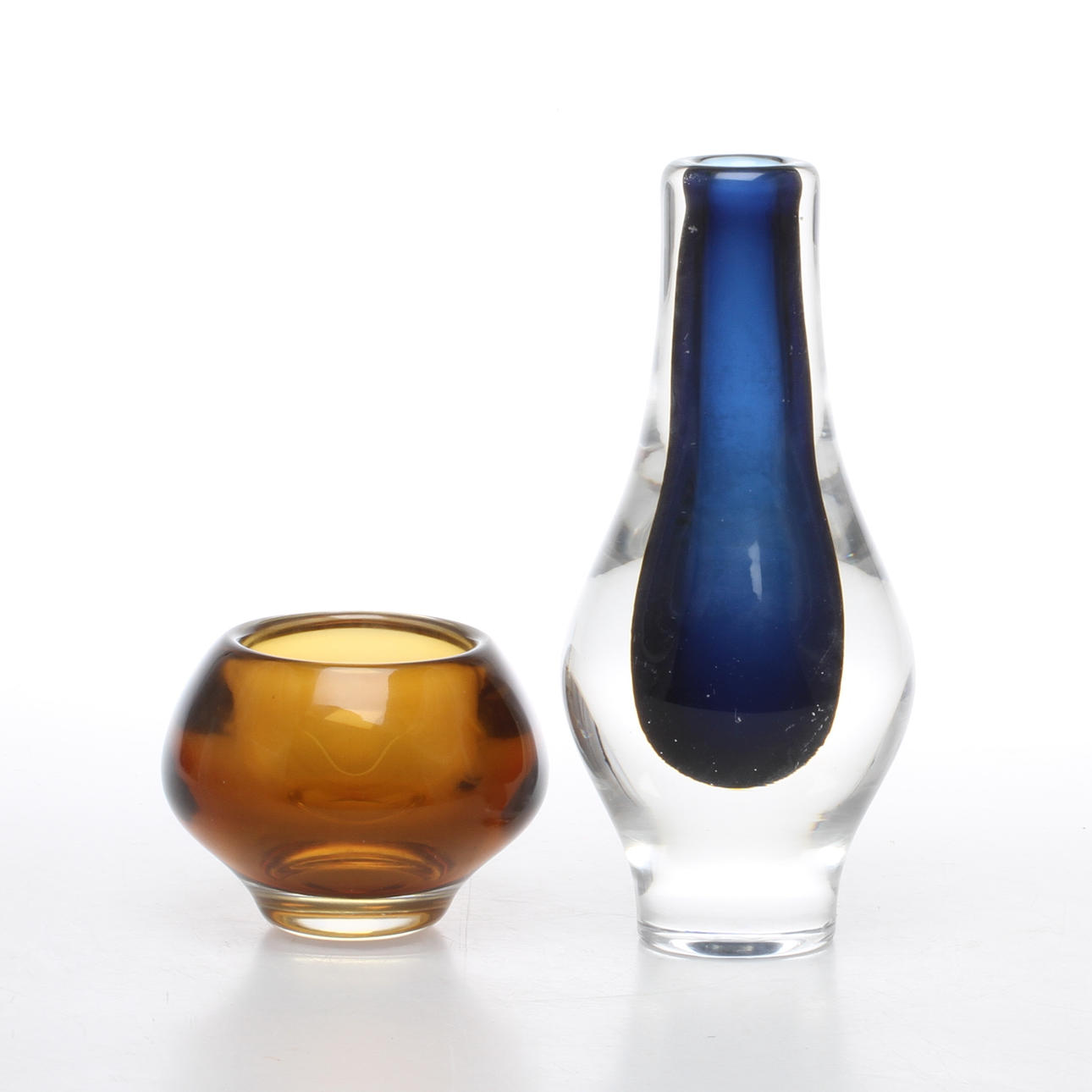 VAS samt SKÅLVAS, glas, Mona Morales-Schildt, Kosta, signerade.