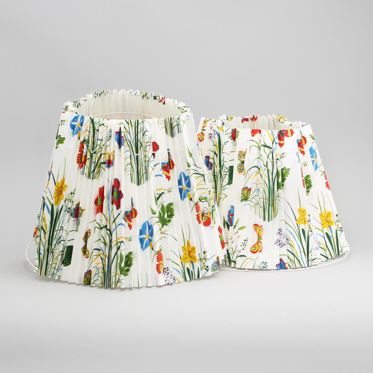 LAMPSKÄRMAR, ett par, "Fjärilar, blommor och gräs", Svenskt Tenn.