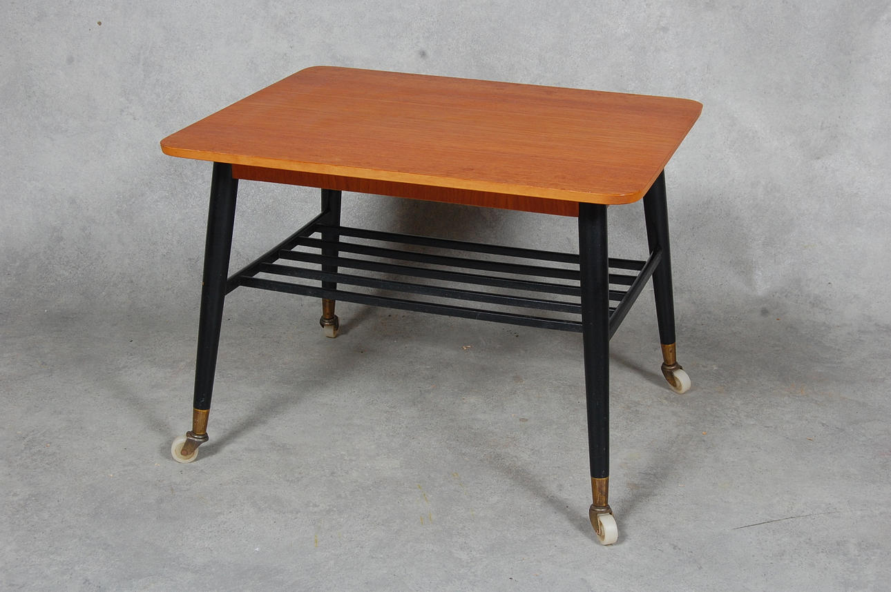 BORD med tidningshylla, på hjul, 1950-tal.