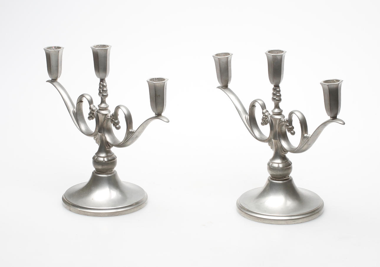 KANDELABRAR, ett par, tenn, Nordiska Juvelaktiebolaget, Stockholm 1937.