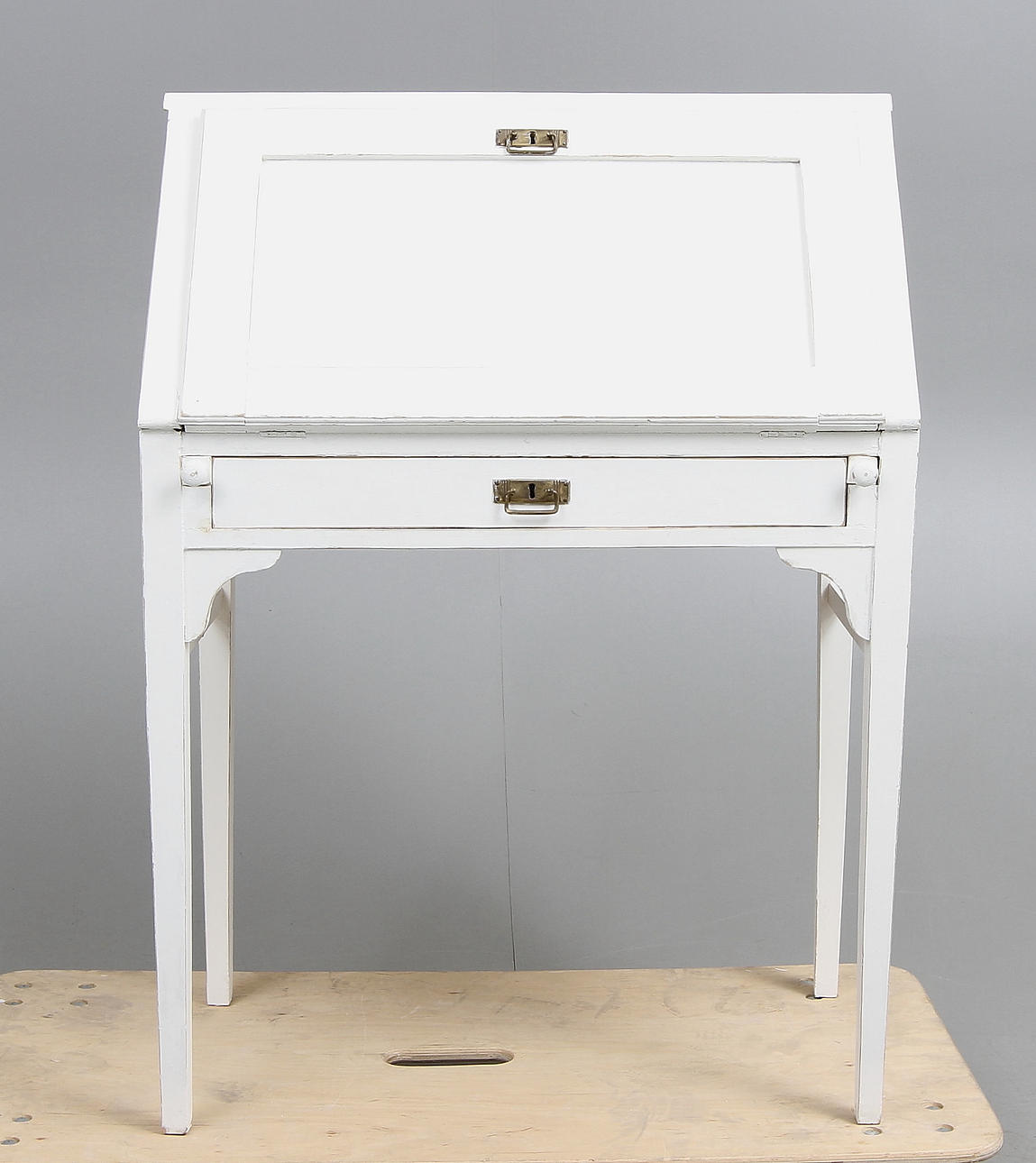 SEKRETÄR med SNEDKLAFF, vitmålad, 1900-talets första hälft.