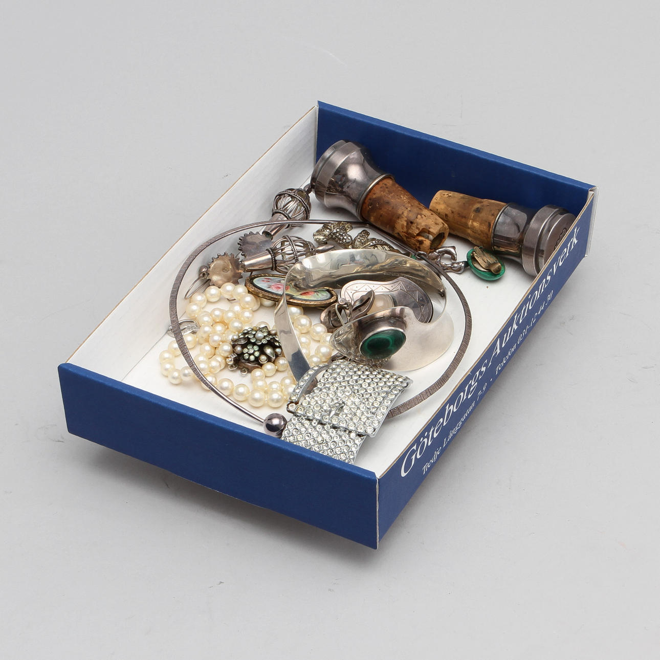 SMYCKEN, silver, pärlor och bijouterier.