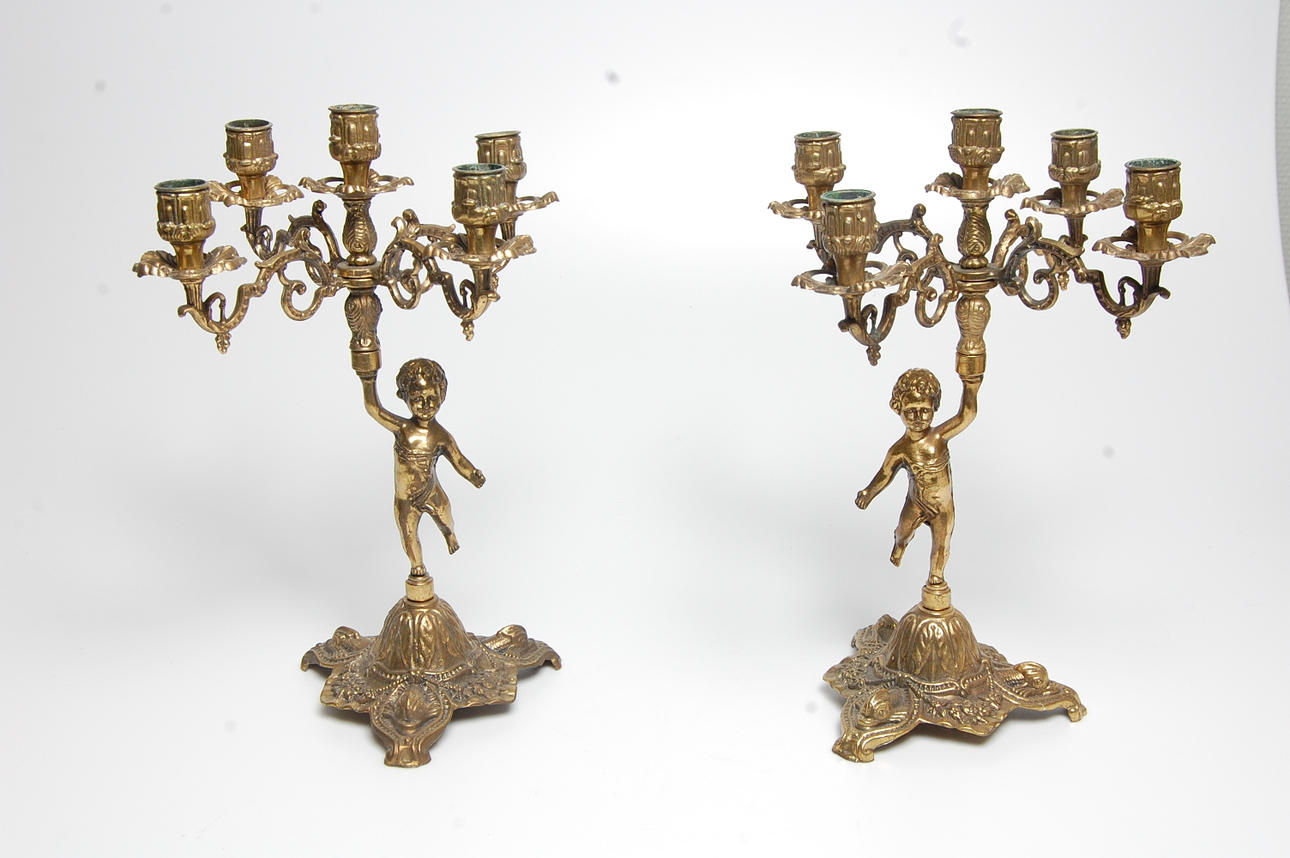 KANDELABRAR, 1 par, med, puttisar, 1900-talets senare del.