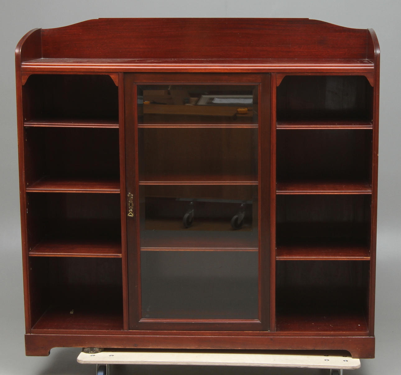 BOKHYLLA med vitrindel, jugend, mahogny, 1900-tal.