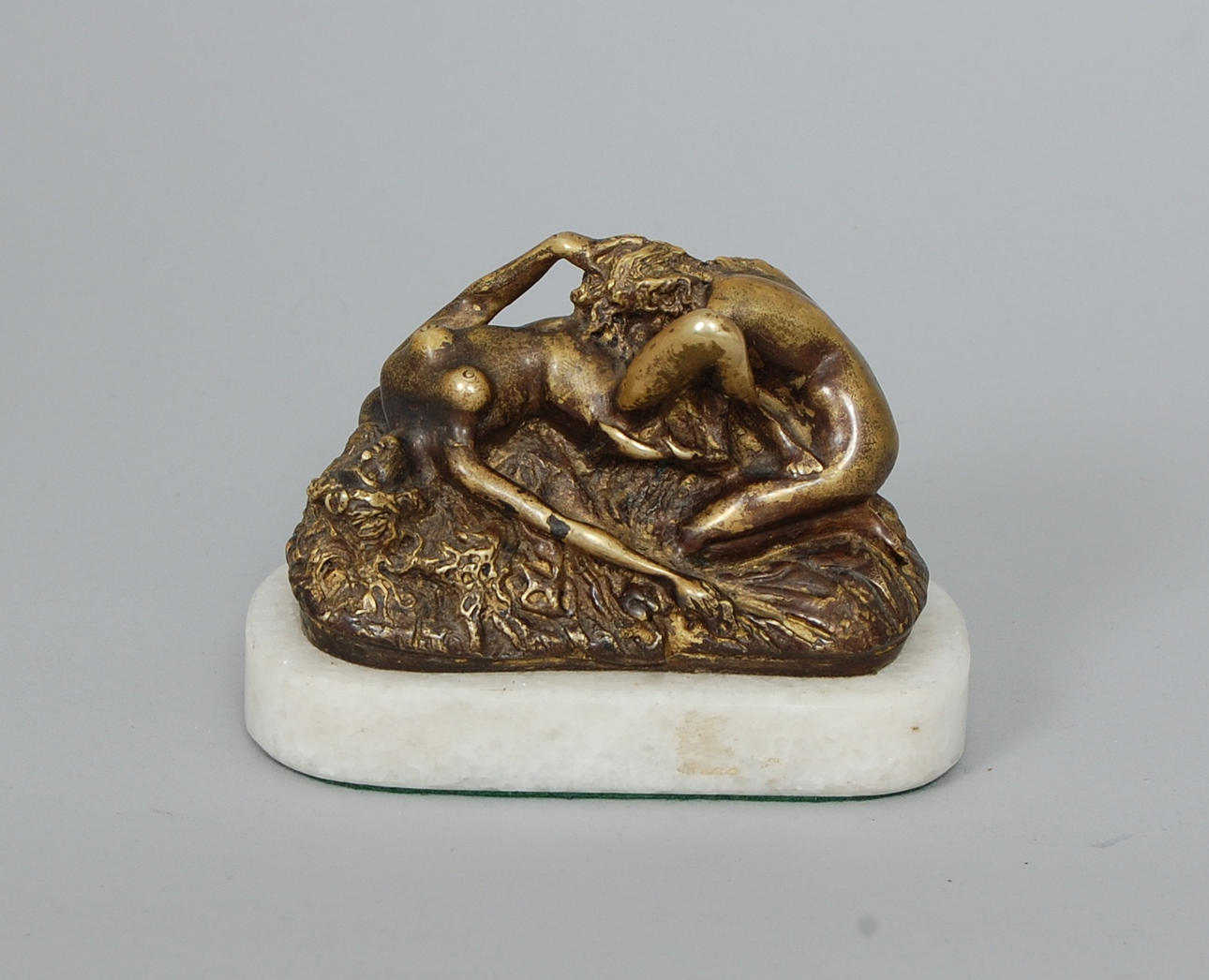 BREVPRESS, i form av erotisk skulptur. Otydligt signerad.