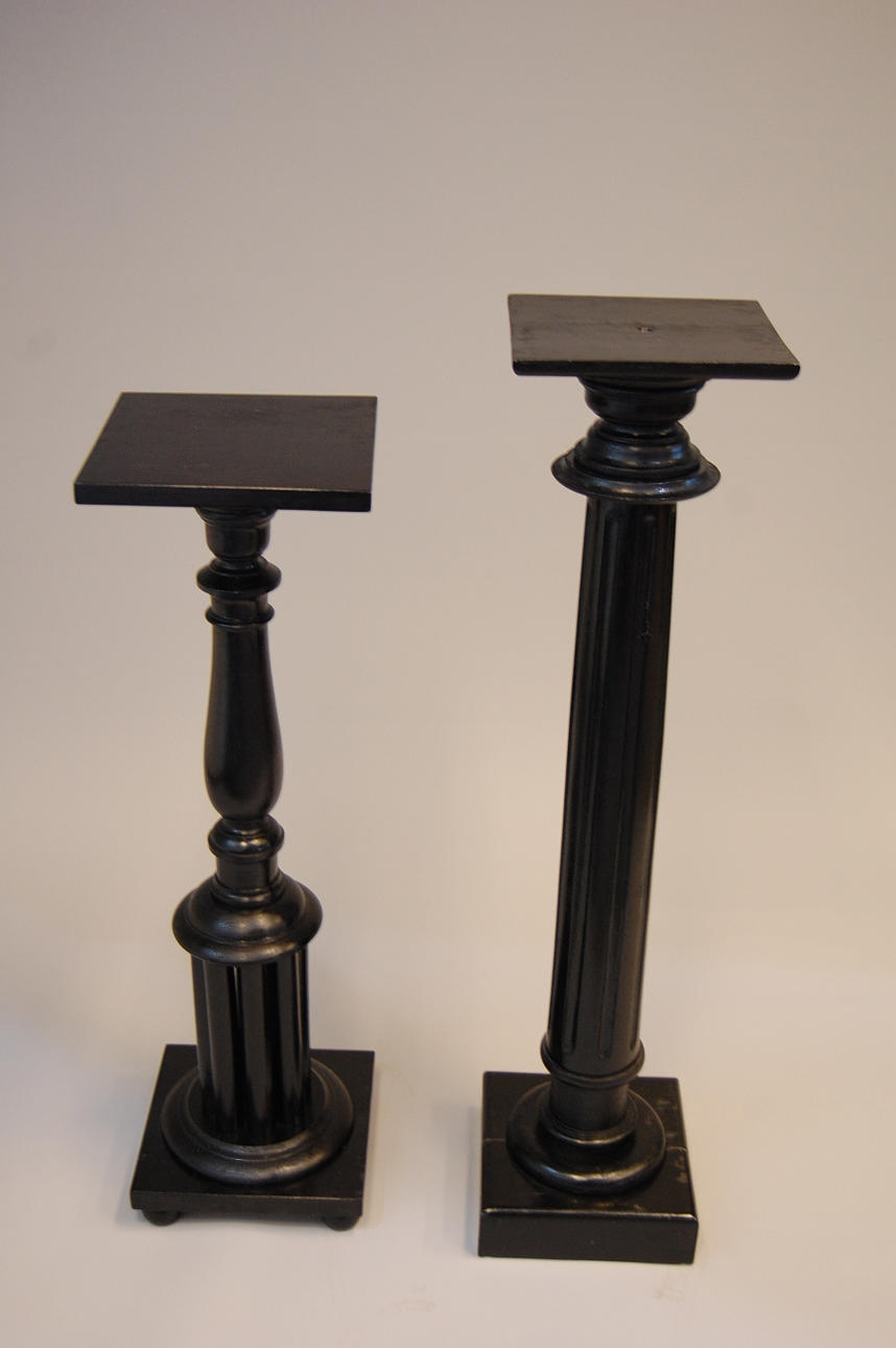 PIEDESTALER 2 st. Svartlackerade. 1900-tal.