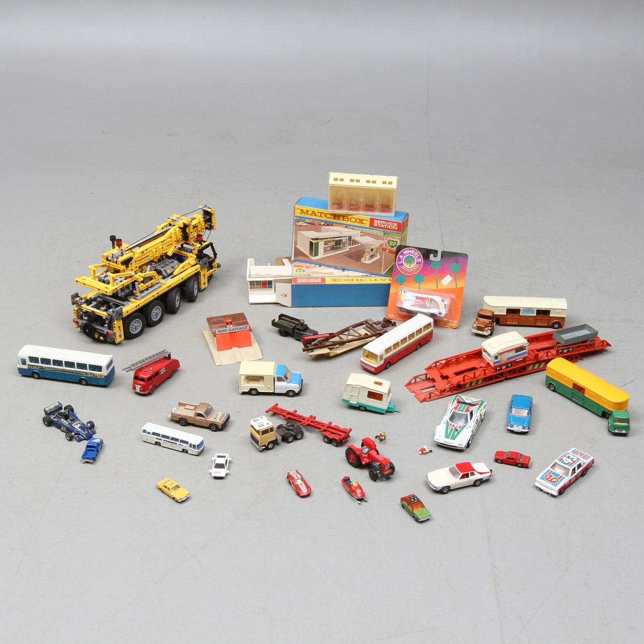 MODELLBILAR CORGI, DINKY, TEKNO, MAJORETTE med flera. CORGI Garage i originalkartong. LEGO kranbil. Med mera.