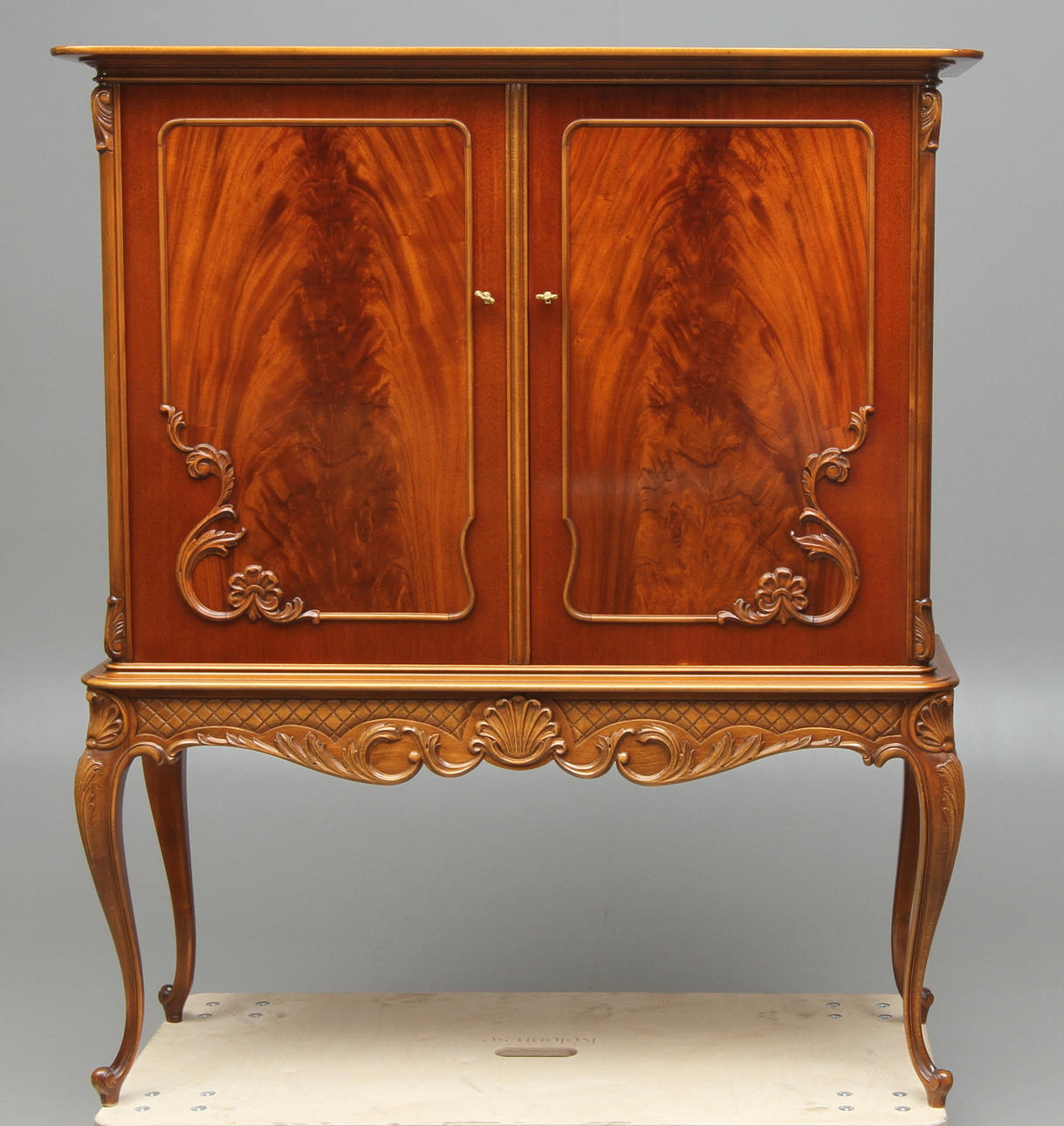 MATSALSSKÅP, rokokostil, 1900-tal.