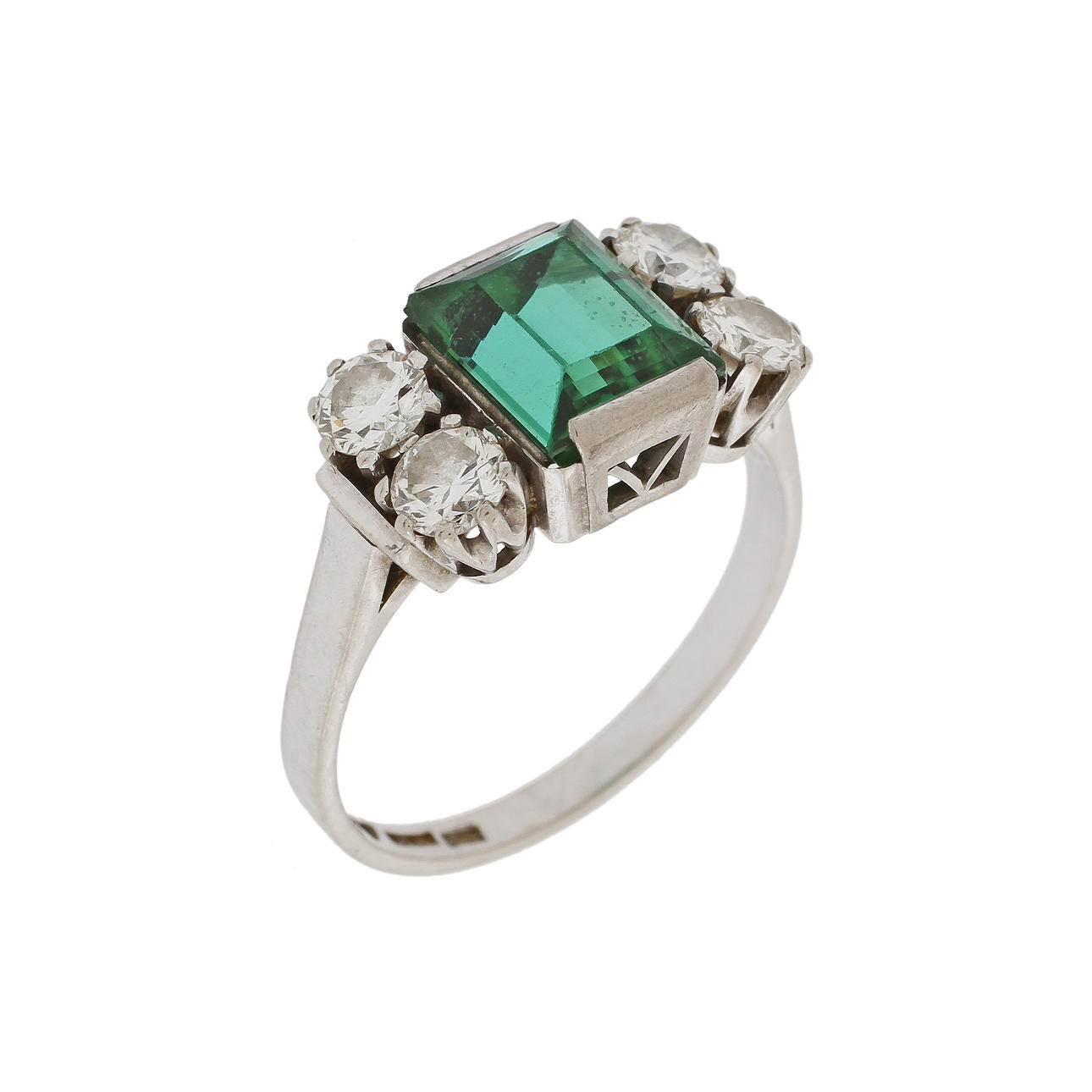 RING, 18k vitguld med 4 briljantslipade diamanter, smaragdslipad grön turmalin, 6,0g.