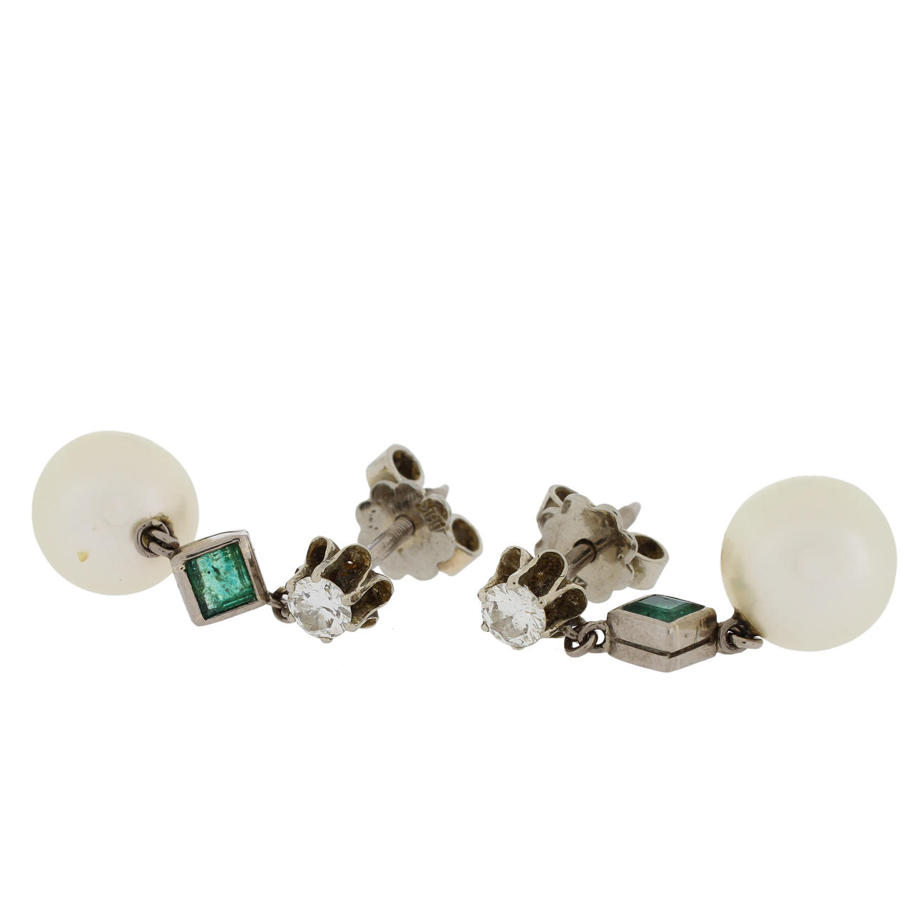 ÖRHÄNGEN, 1 par, 18k vitguld med briljantslipade diamanter, smaragder och odlade pärlor, 4,7 g.