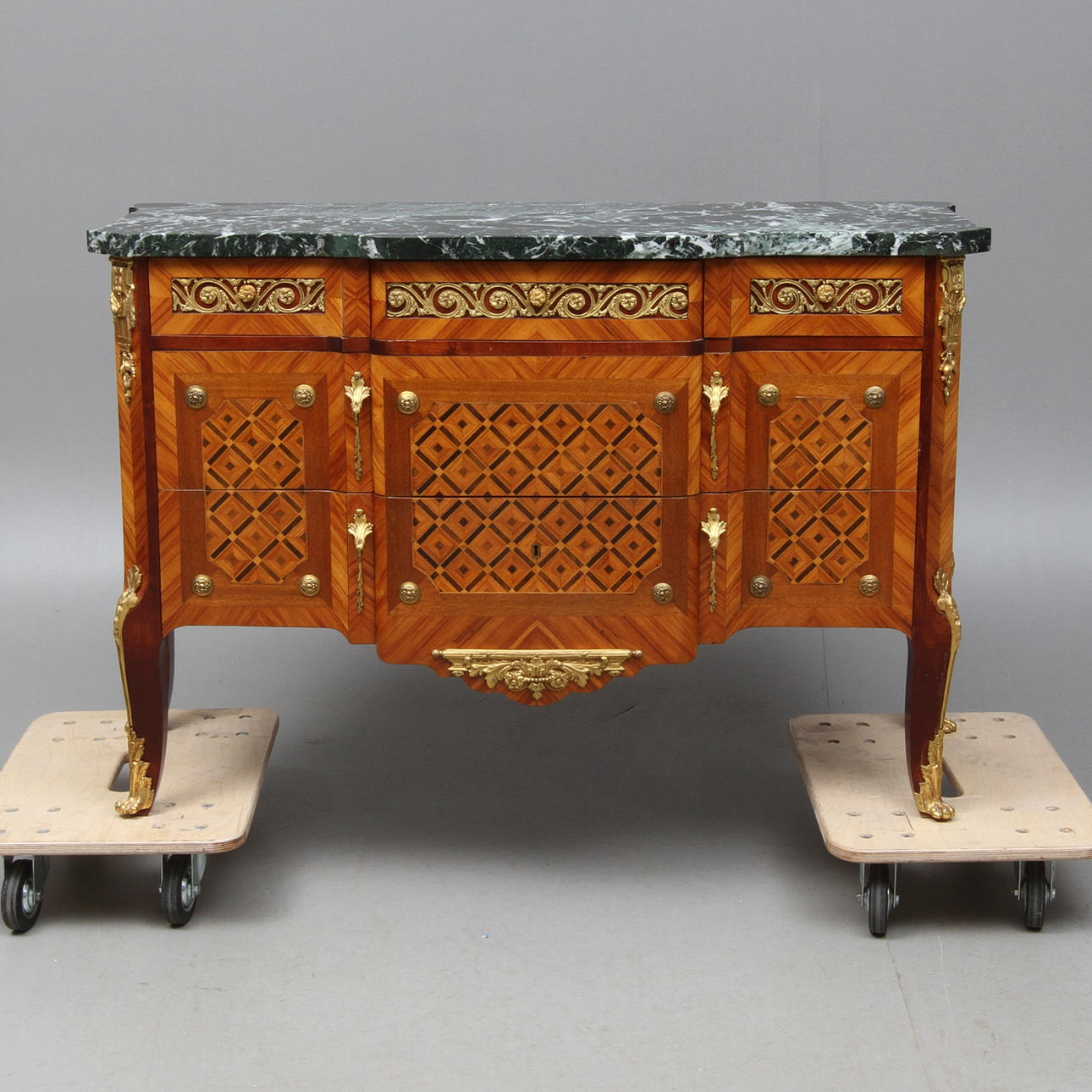 BYRÅ, gustaviansk stil, 1900-tal.