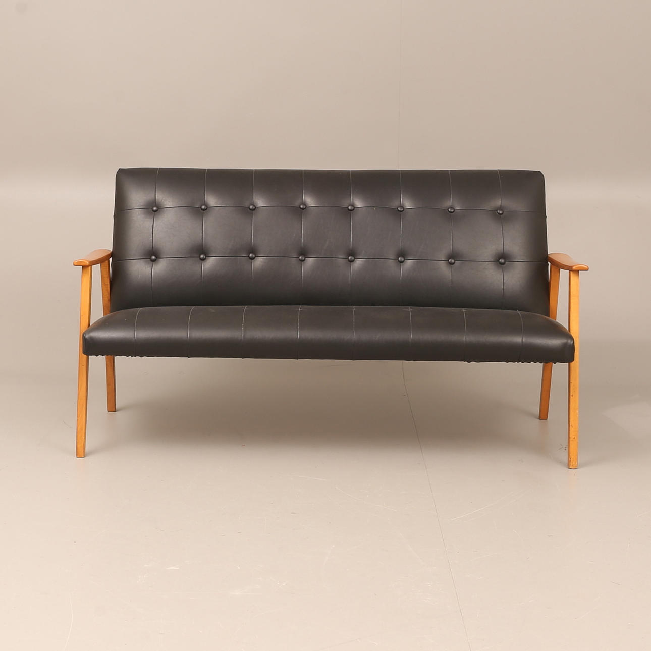 SOFFA, konstläder och teak, 1960-tal.