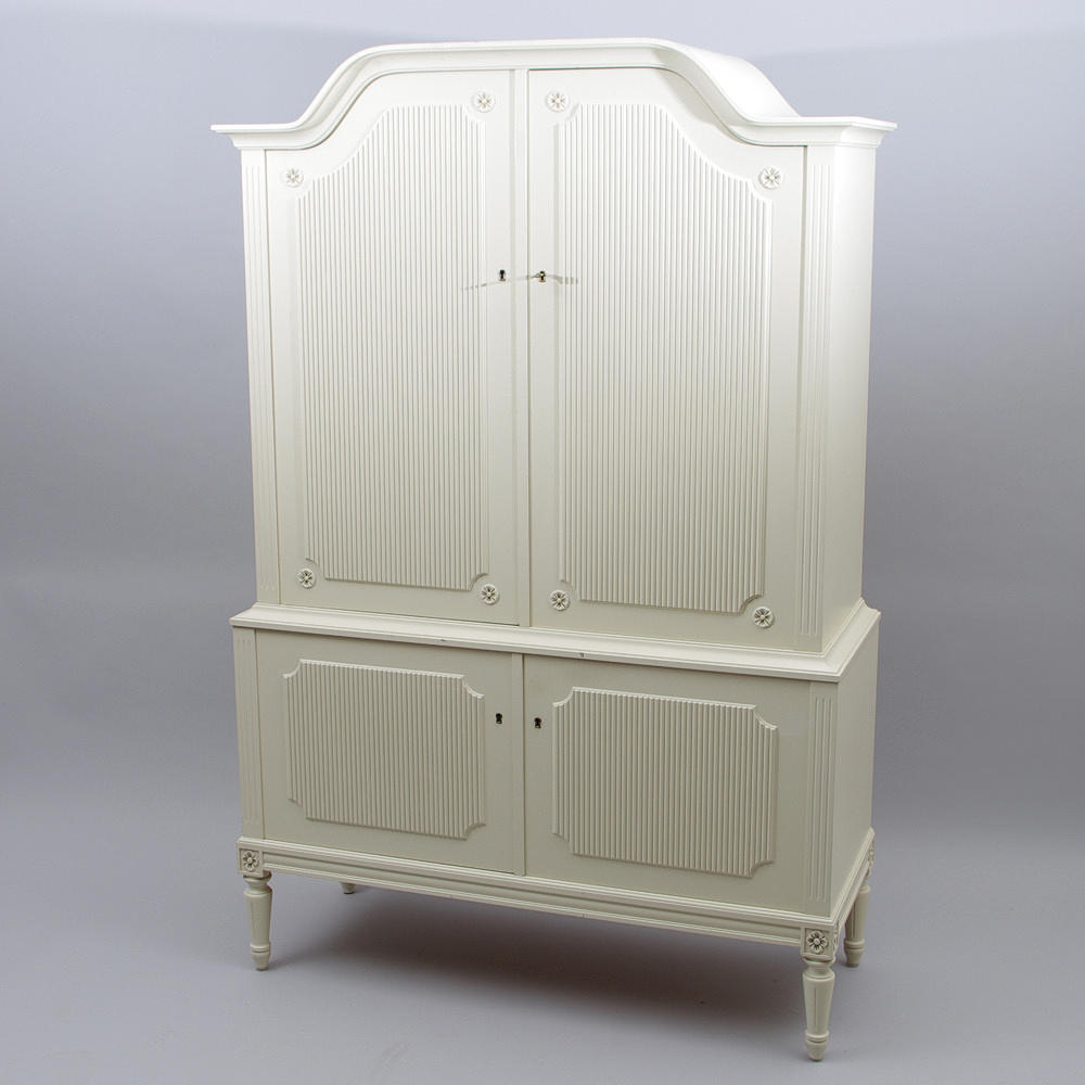 MATSALSSKÅP, vitmålat, gustaviansk stil, 1900-tal.