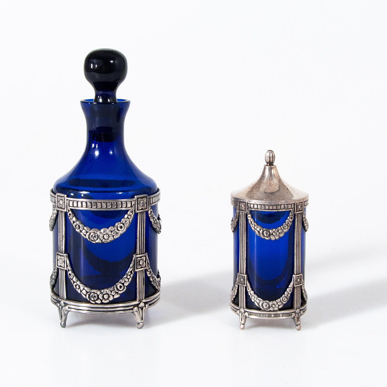 SUKKERFLASKE OG EDDIKEFLASKE. 2 dele, sølv.