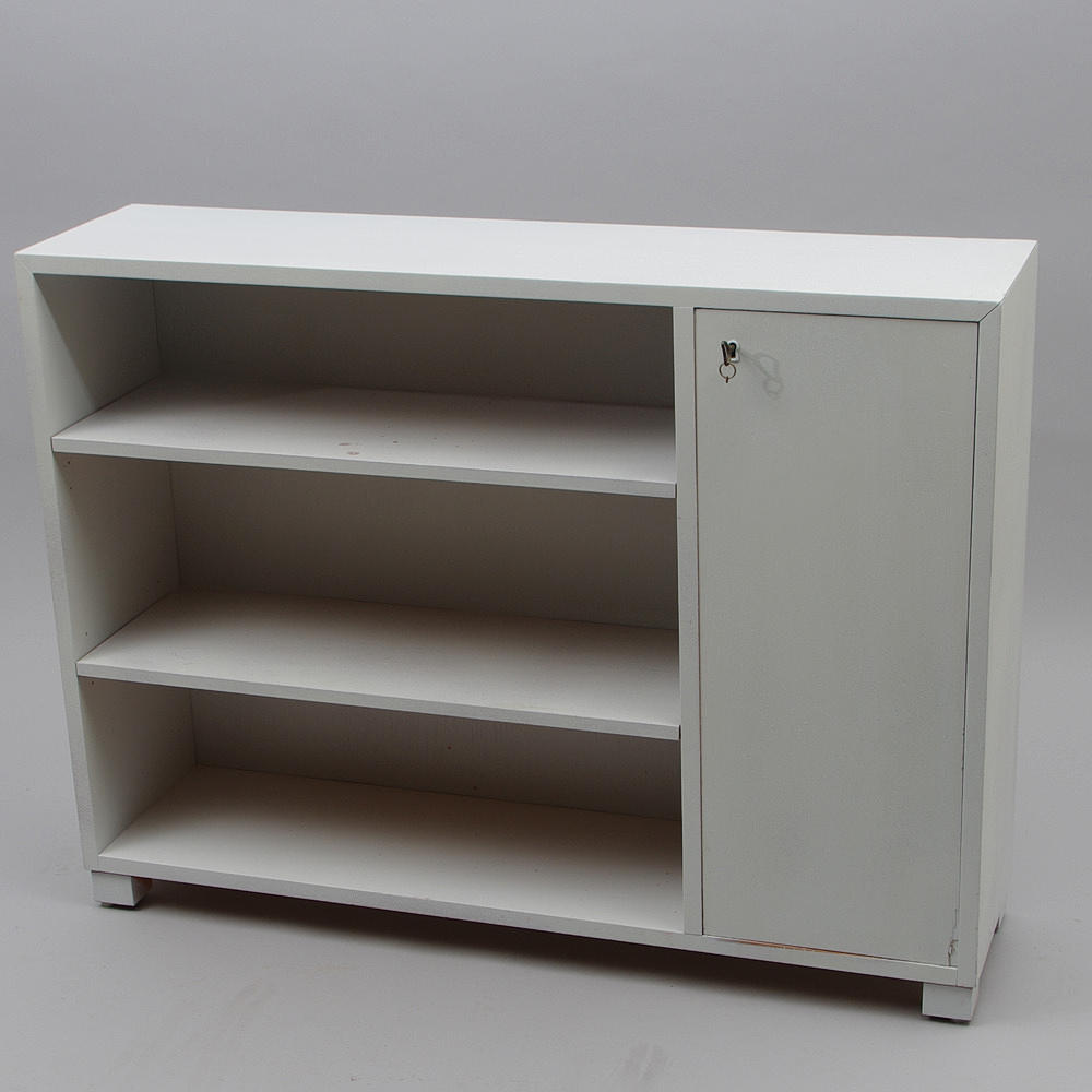 BOKHYLLA MED SKÅP, vitmålad, 1900-talets mitt.