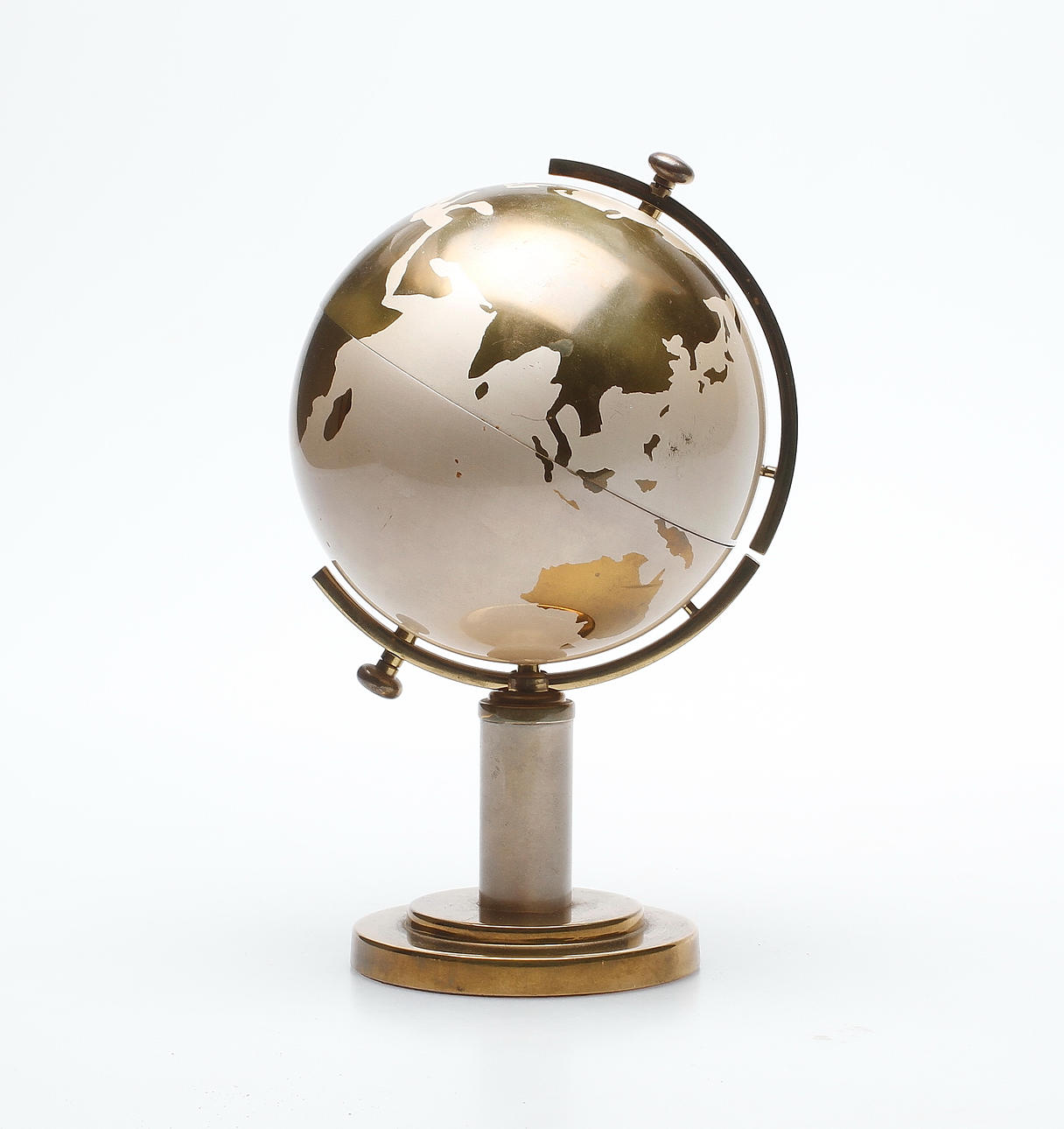 JORDGLOB, "cigarettgömma", mässing och emalj, 1900-talets andra hälft.