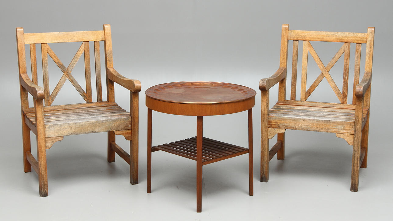 TRÄDGÅRDSFÅTÖLJER 1 par, märkta Jutlandia samt BORD med kopparbricka. 1900-tal.