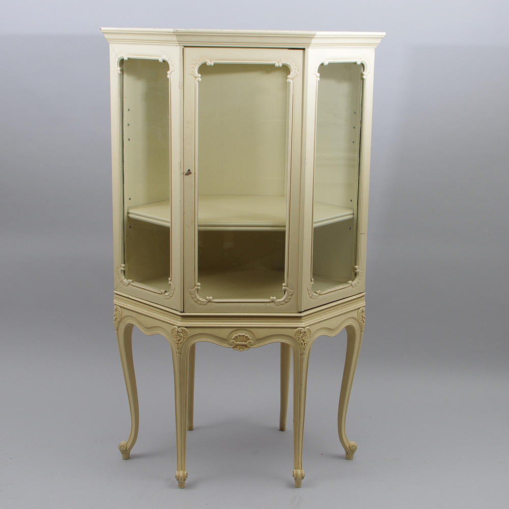 HÖRNVITRINSKÅP, vitmålat, rokokostil, 1900-talets första hälft.