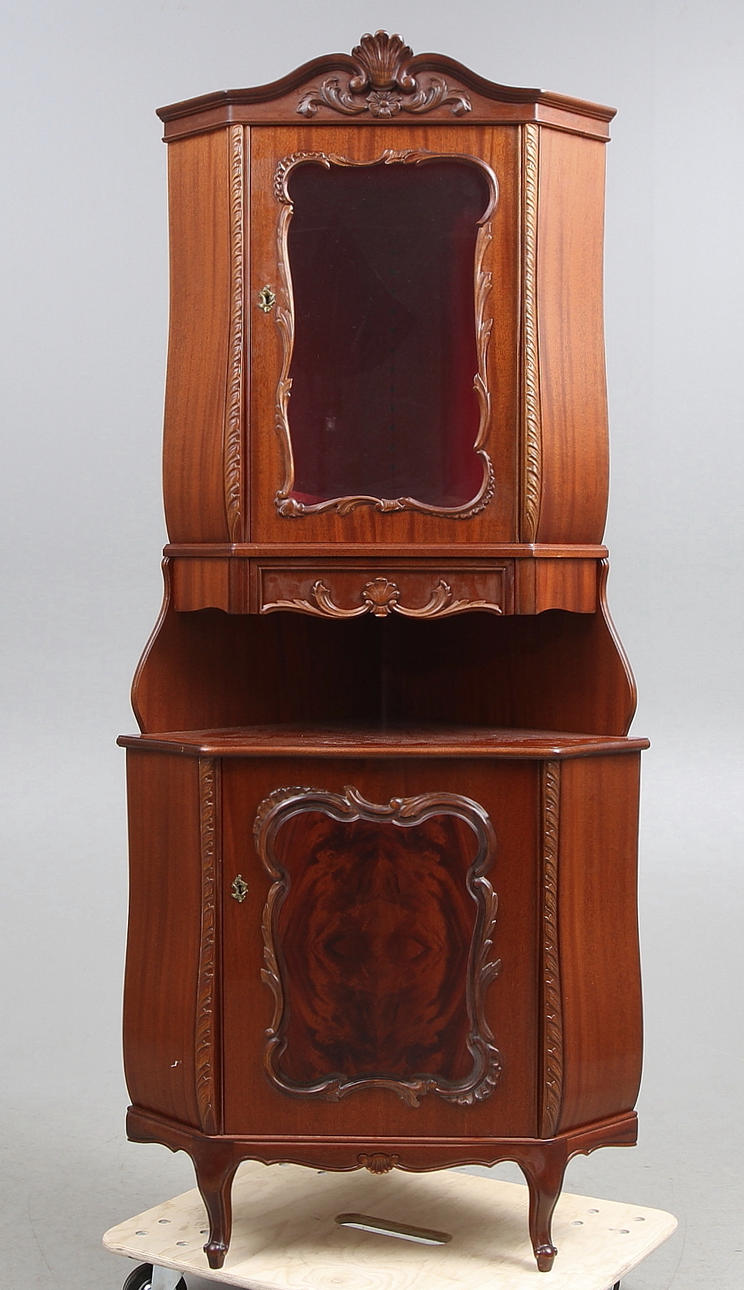 HÖRNSKÅP, rokokostil, 1900-talets andra hälft.