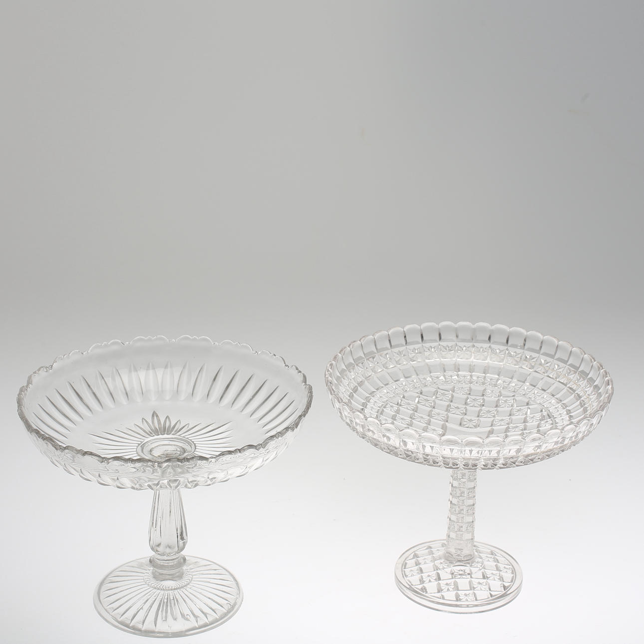 KAKFAT PÅ FOT, 2 st. Glas.